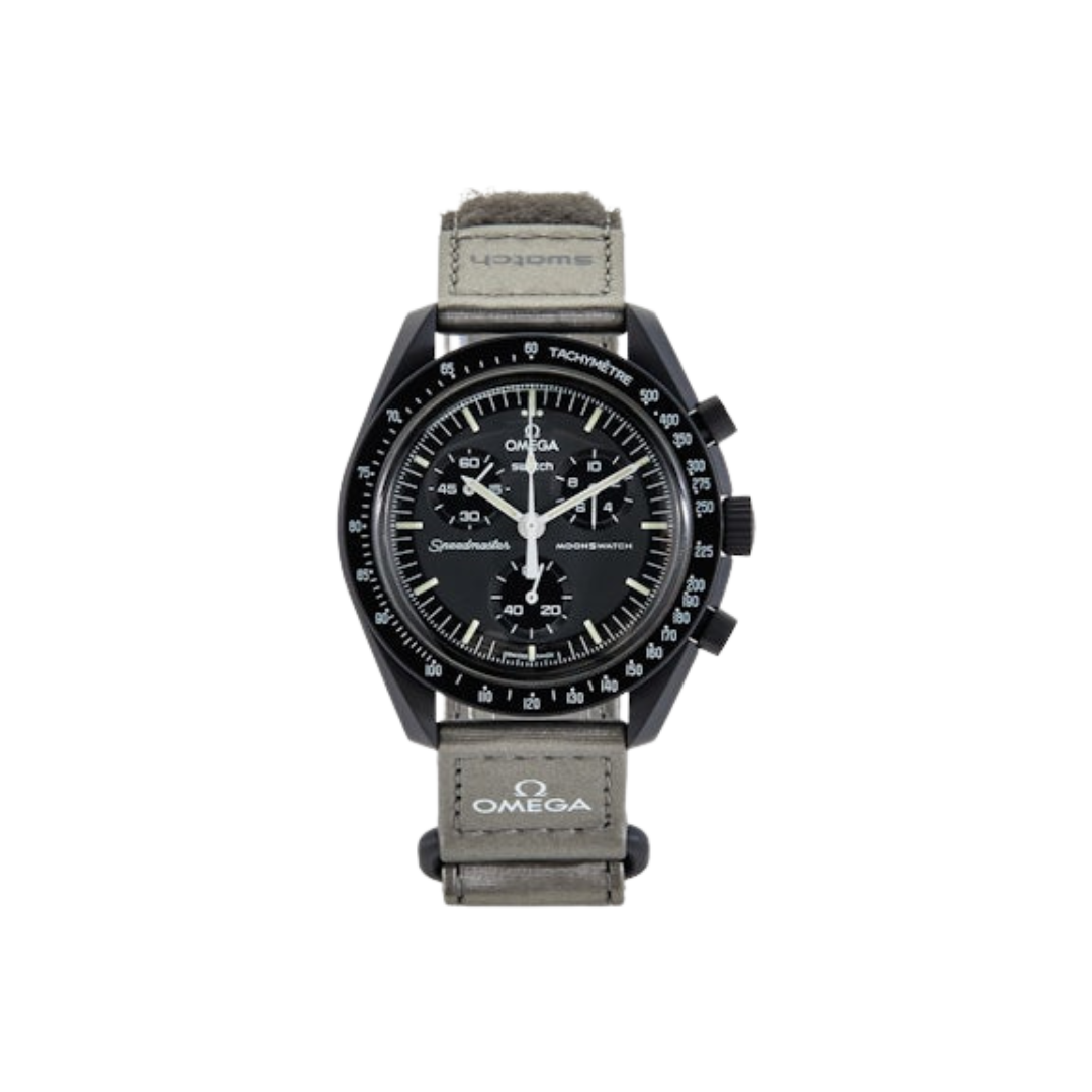 Pay tribute to the closest planet to the sun with the The Swatch x Omega Bioceramic Moonswatch Mission to Mercury (SO33A100). The Swatch x Omega Bioceramic Moonswatch Mission to Mercury (SO33A100) is one of 11 silhouettes released by the collaboration between Swatch and Omega, offering a unique take on the Omega Speedmaster. The Swatch x Omega Mission to Mercury (SO33A100) features both the Omega and Swatch logos on the "Moonswatch," with a velcro strap. The watch features all white hands and tachymeter sca